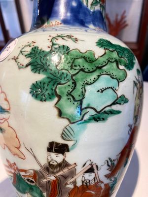Vase à décor d'immortels en porcelaine de Chine wucai, époque Transition — photo 6