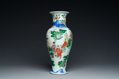 Vase à décor d'immortels en porcelaine de Chine wucai, époque Transition