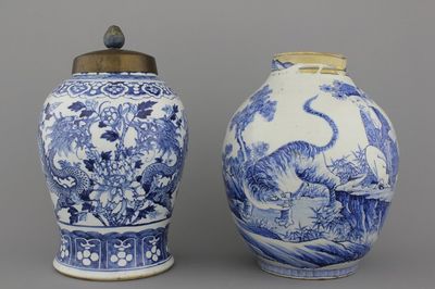 Vase à décor dragon en porcelaine de Chine, bleu et blanc et vase japonaise avec tigre, 19e