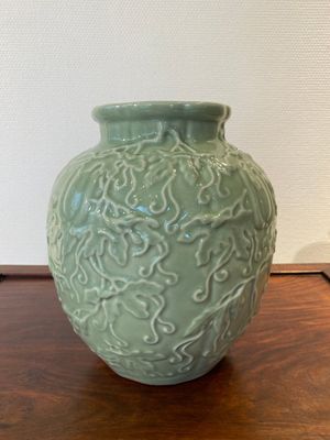 Vase à décor en relief en porcelaine de Chine en céladon monochrome, 19/20ème — photo 1
