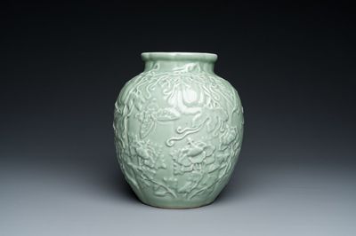 Vase à décor en relief en porcelaine de Chine en céladon monochrome, 19/20ème