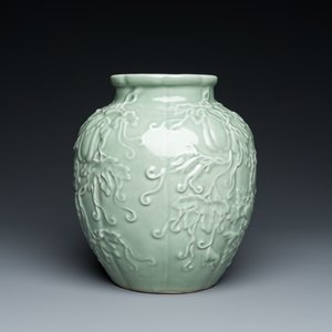 Vase à décor en relief en porcelaine de Chine en céladon monochrome, 19/20ème — photo 4