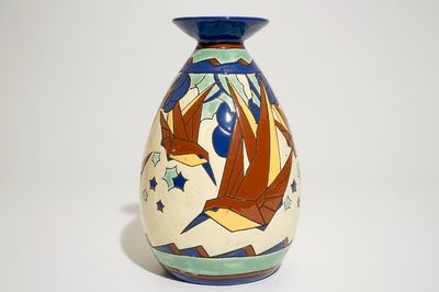 Vase à décor polychrome d’oiseaux stylisés en vol, Charles Catteau pour Boch Frères Keramis, ca. 1931
