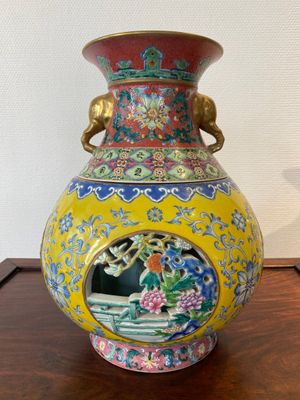 Vase à deux parties amovibles et ajouré en porcelaine de Chine famille rose, marque de Qianlong, 20ème — photo 1