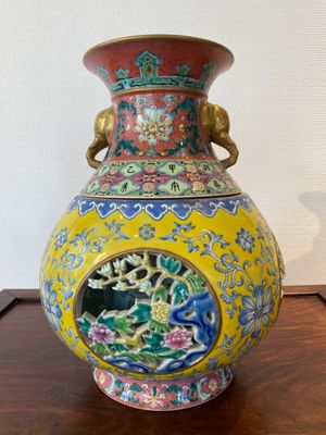 Vase à deux parties amovibles et ajouré en porcelaine de Chine famille rose, marque de Qianlong, 20ème — photo 3
