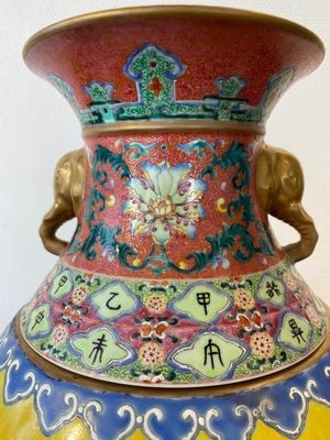 Vase à deux parties amovibles et ajouré en porcelaine de Chine famille rose, marque de Qianlong, 20ème — photo 4