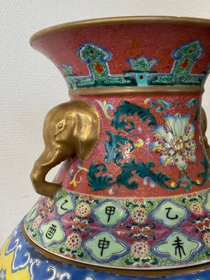 Vase à deux parties amovibles et ajouré en porcelaine de Chine famille rose, marque de Qianlong, 20ème — photo 5