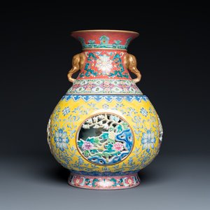 Vase à deux parties amovibles et ajouré en porcelaine de Chine famille rose, marque de Qianlong, 20ème — photo 1