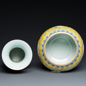 Vase à deux parties amovibles et ajouré en porcelaine de Chine famille rose, marque de Qianlong, 20ème — photo 9