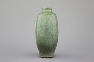 Vase à glaçure verte, dynastie Ming, Longquan