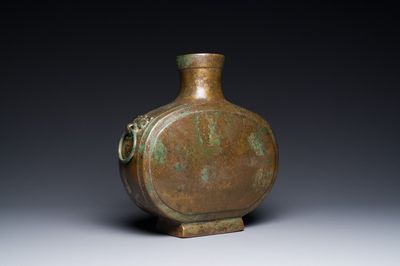 Vase archaïque de type 'bianhu' en bronze, Chine, Han
