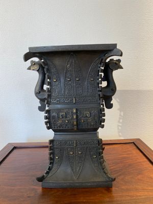 Vase archaïsant de forme 'fangzun' en bronze partiellement doré et inscrit, Chine, 19ème — photo 3