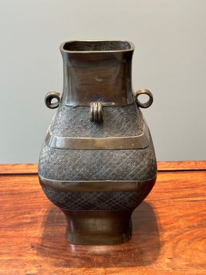 Vase archaïsant de type 'fanghu' en bronze, Chine, Ming — photo 3