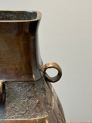 Vase archaïsant de type 'fanghu' en bronze, Chine, Ming — photo 7