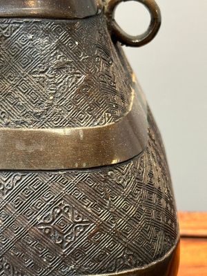 Vase archaïsant de type 'fanghu' en bronze, Chine, Ming — photo 8
