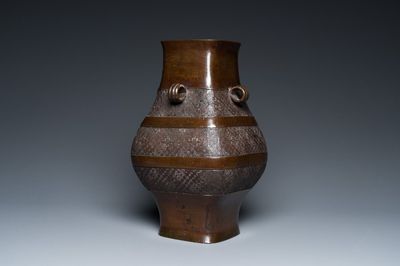 Vase archaïsant de type 'fanghu' en bronze, Chine, Ming