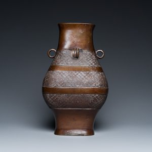 Vase archaïsant de type 'fanghu' en bronze, Chine, Ming — photo 5