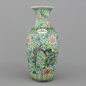 Vase avec dragon, Chine, famille verte, 19e — photo 1