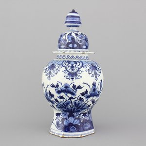 Vase balustre couvert en faïence de Delft, bleu et blanc, 18e — photo 1