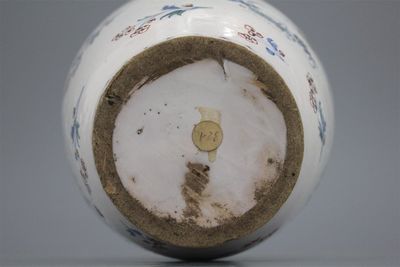 Vase balustre rare en faïence de Bruxelles, dit 'haie floral', 18e