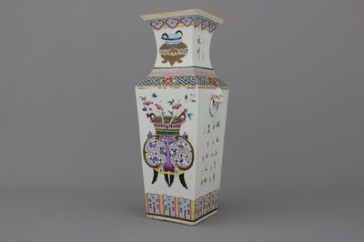 Vase carré en porcelaine de Chine à décor de pots à encens, 19e
