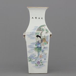 Vase carré en porcelaine de Chine avec Guanyin, 19e — photo 1