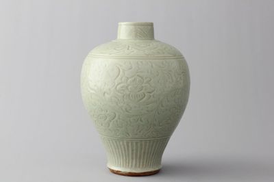 Vase céladon gravé en porcelaine de Chine, probablement Ming Longquan