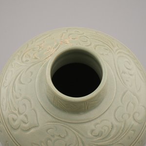 Vase céladon gravé en porcelaine de Chine, probablement Ming Longquan — photo 2