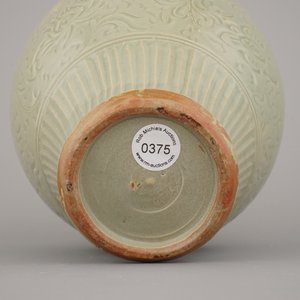 Vase céladon gravé en porcelaine de Chine, probablement Ming Longquan — photo 3
