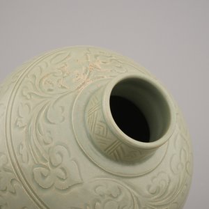 Vase céladon gravé en porcelaine de Chine, probablement Ming Longquan — photo 6