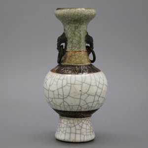 Vase chinois de forme bouteille en glaçure craquelée avec anses en forme d'éléphant, 19e — photo 1