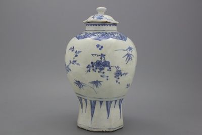 Vase chinois de la cargaison 'Hatcher' à décor de fleurs, période Transition, 17e