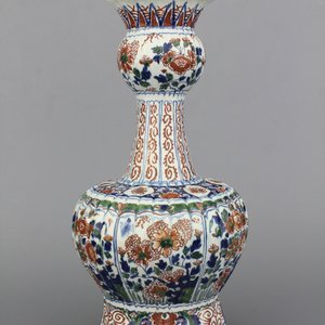 Vase côtelé en forme de bouteille en faïence de Delft, décor cachemire, env. 1700 — photo 1