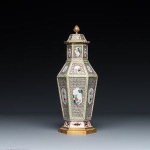 Vase couvert de forme hexagonale en porcelaine de Chine famille rose à monture en bronze doré, Qianlong — photo 4