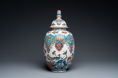 Vase couvert en faïence de Delft en palette cachemire, 1er quart du 18ème