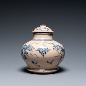Vase couvert en grès porcelaineux en bleu et blanc de Bat Trang à décor de dragons, Vietnam, 19/20ème — photo 1