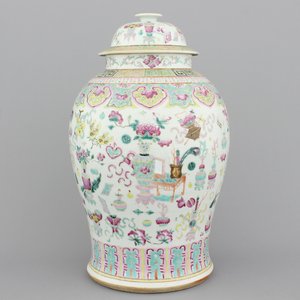 Vase couvert en porcelaine de Chine à décor d'objets de lettrés, famille rose, 19e — photo 1
