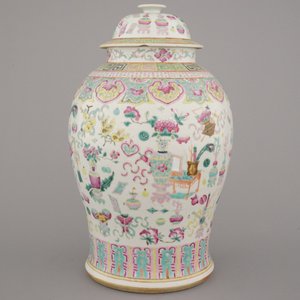Vase couvert en porcelaine de Chine à décor d'objets de lettrés, famille rose, 19e — photo 4