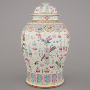 Vase couvert en porcelaine de Chine à décor d'objets de lettrés, famille rose, 19e — photo 5