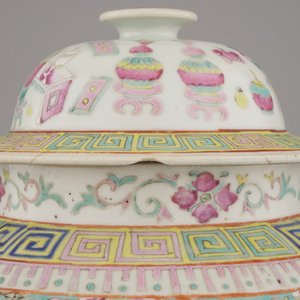Vase couvert en porcelaine de Chine à décor d'objets de lettrés, famille rose, 19e — photo 8