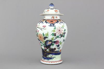 Vase couvert en porcelaine de Chine à décor floral Imari, Qianlong, 18e