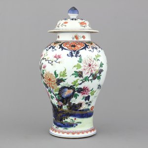 Vase couvert en porcelaine de Chine à décor floral Imari, Qianlong, 18e — photo 1