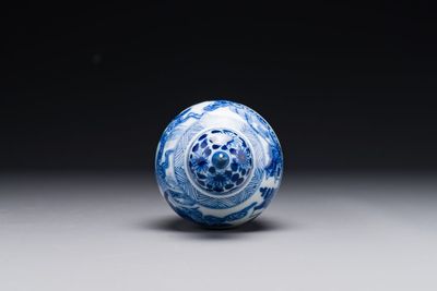 Vase couvert en porcelaine de Chine bleu et blanc à décor de pêcheurs dans un paysage fluvial, marque de jade, Kangxi — photo 5