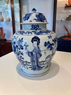 Vase couvert en porcelaine de Chine en bleu et blanc à décor de dames dans un jardin, marque de Chenghua, Kangxi — photo 1
