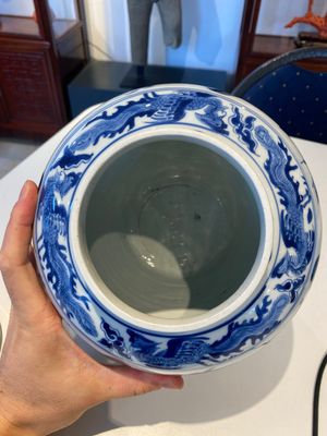 Vase couvert en porcelaine de Chine en bleu et blanc à décor de dames dans un jardin, marque de Chenghua, Kangxi — photo 11