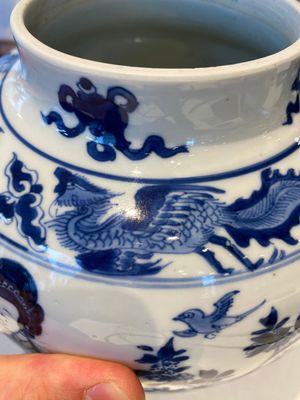 Vase couvert en porcelaine de Chine en bleu et blanc à décor de dames dans un jardin, marque de Chenghua, Kangxi — photo 12