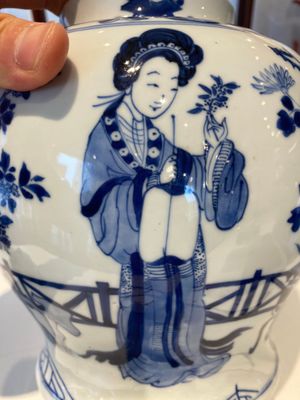 Vase couvert en porcelaine de Chine en bleu et blanc à décor de dames dans un jardin, marque de Chenghua, Kangxi — photo 14