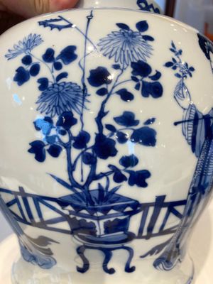 Vase couvert en porcelaine de Chine en bleu et blanc à décor de dames dans un jardin, marque de Chenghua, Kangxi — photo 15