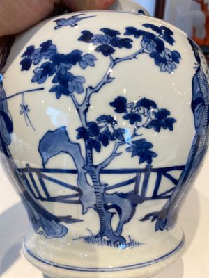 Vase couvert en porcelaine de Chine en bleu et blanc à décor de dames dans un jardin, marque de Chenghua, Kangxi — photo 17