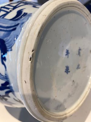 Vase couvert en porcelaine de Chine en bleu et blanc à décor de dames dans un jardin, marque de Chenghua, Kangxi — photo 20